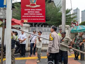 Polisi Tertibkan Bendera Ormas di Kebon Melati, Tegaskan Tidak Ada Tempat Untuk Premanisme
