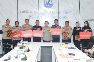 Apresiasi Kinerja, Kabid Humas Polda Metro Jaya Beri Penghargaan Kepada Personel Terbaik