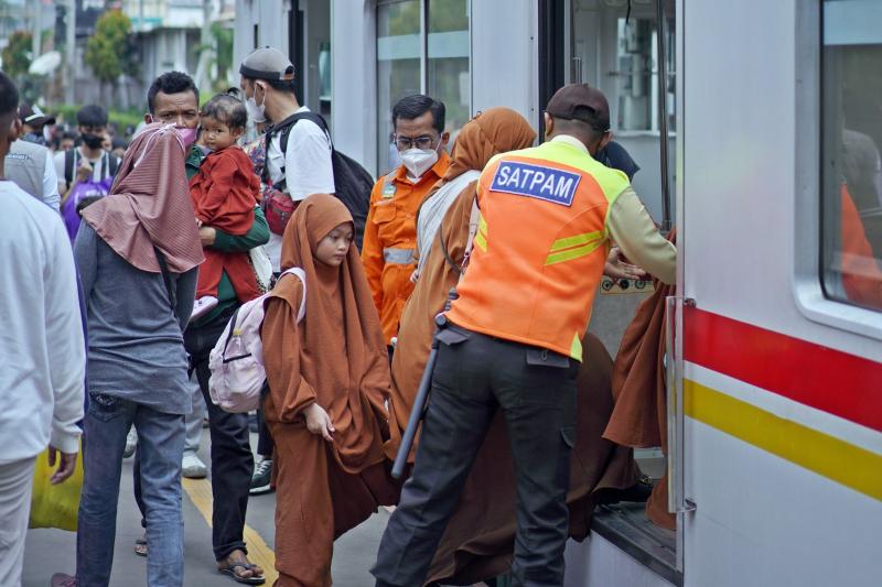 Terkait Ada Rencana Penyampaian Aspirasi Ojek Online, KAI Commuter Gelar Antisipasi untuk Layanan Pengguna Commuter Line Hari Ini