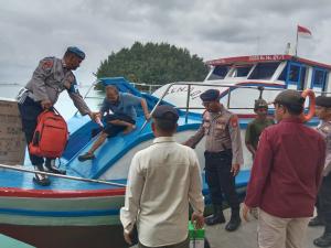 Polsek Kepulauan Seribu Utara Bantu Penumpang Turun dari Kapal, Tegaskan Pengamanan Dermaga Cegah Narkoba dan Sajam