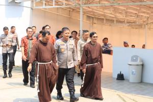 Kapolres Metro Bekasi Kota Tinjau Pengamanan Ibadah Kenaikan Isa Almasih di Gereja Santa Clara