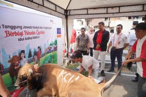 KAI Commuter Gelar TJSL, Salurkan Hewan Kurban untuk Masyarakat di Sekitar Jalur Rel Kereta Api