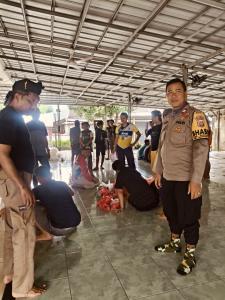 Bhabinkamtibmas Kelurahan Cimuning Monitoring Pembagian Daging Hewan Qurban Demi Ketertiban dan Keamanan