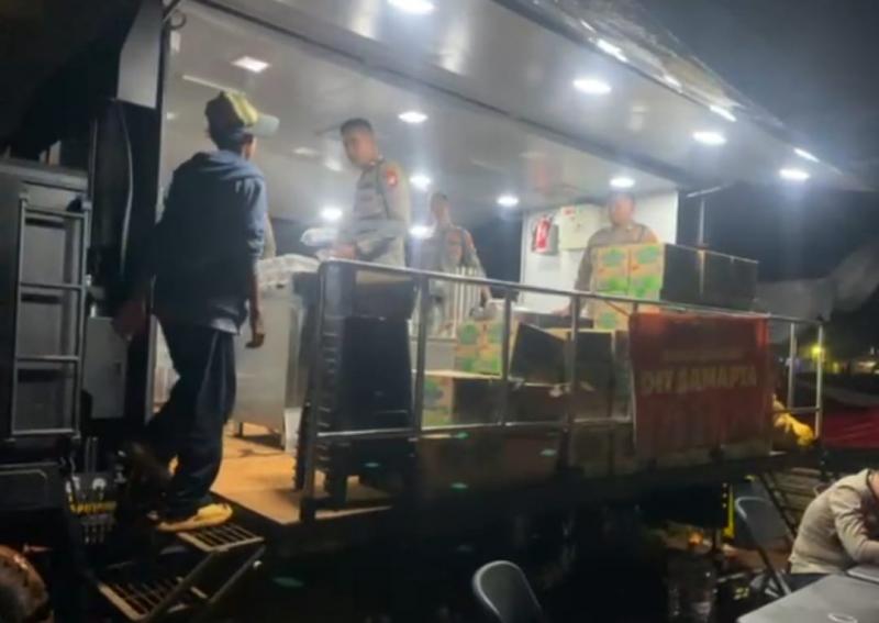 Polisi Gelar Dapur Lapangan untuk Pengungsi Korban Kebakaran di Kapuk Muara