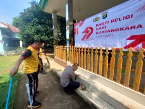 Polsek Bantargebang Gelar Aksi Bersih Mushola An-Nur Sambut HUT ke-79 Bhayangkara