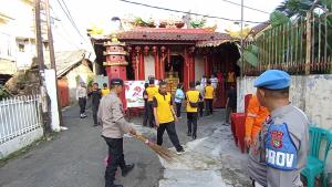 Peringati HUT ke-79 Bhayangkara, Polsek Metro Gambir Gelar Bakti Religi di Vihara Lo Cia Bio