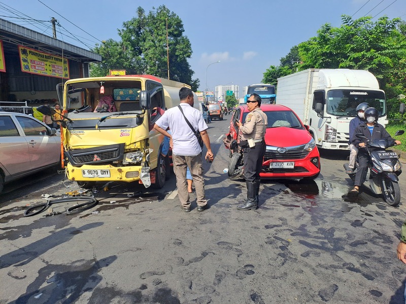 Kecelakaan Beruntun Libatkan Truk, Mobil Pickup dan Pribadi di Bulak Kapal, Bekasi Timur