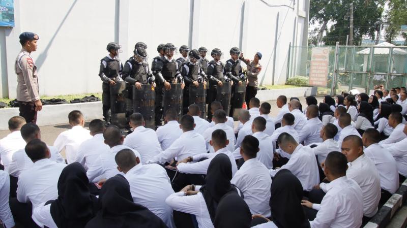 Satuan Brimob Polda Metro Jaya Berikan Pelatihan Penanganan Kerusuhan Bagi CPNS Lapas Cipinang