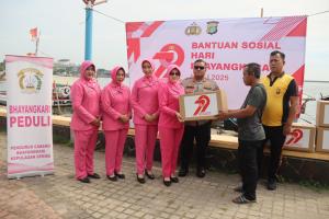 Polres Kepulauan Seribu Salurkan 250 Paket Bansos dalam Rangka HUT Ke-79 Bhayangkara