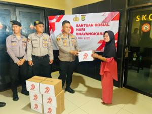 Polsek Kepulauan Seribu Utara Salurkan 20 Paket Sembako, Wujud Kepedulian di HUT Ke-79 Bhayangkara
