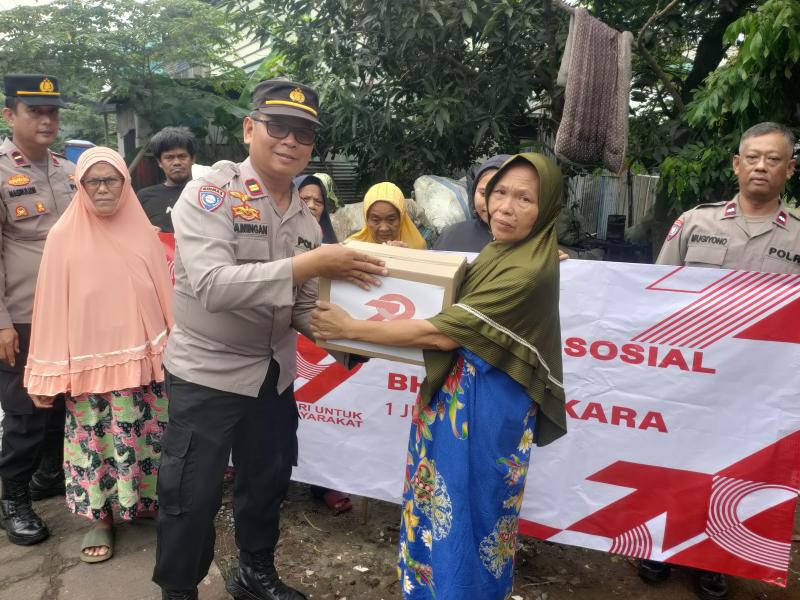 Polsek Bantargebang Gelar Bhakti Sosial di Slum Area dalam Rangka HUT ke-79 Bhayangkara