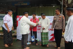 Kapolres Kepulauan Seribu Gelar Bakti Religi Usai Sholat Jumat, Serahkan Alat Kebersihan Masjid Sambut HUT Bhayangkara ke-79