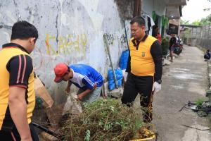 Polres Metro Bekasi Kota Gelar Kerja Bakti dan Layanan Kesehatan Gratis, Wujud Kepedulian Polri pada Masyarakat