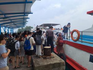 Polisi Baik Bantu Penumpang Turun Kapal, Polsek Kepulauan Seribu Utara Amankan Dermaga Cegah Sajam dan Narkoba