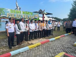 Polsek Kepulauan Seribu Utara Amankan Kunjungan Gubernur DKI Jakarta ke Pulau Kelapa, Tanam Mangrove hingga Serahkan Bibit Ikan