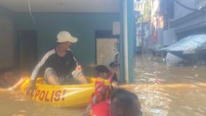 Luapan Kali Ciliwung Rendam Kebon Pala, Dit Samapta Polda Metro Jaya Laksanakan Patroli dan Evakuasi Warga