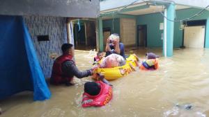 Polda Metro Jaya evakuasi 254 Warga Kebon Pala yang mengalami musibah Banjir