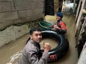 Brimob Terjun Evakuasi 288 Warga Kebon Pala yang Terjebak Banjir Setinggi 170 Cm