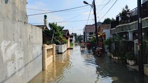 Banjir Kiriman Rendam Perumahan Duren Jaya Bekasi Timur, Warga Mulai Mengungsi