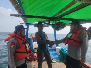 Satpolairud Polres Kepulauan Seribu Gelar Patroli Laut, Himbau Nelayan Gunakan Life Jacket dan Waspada Cuaca Buruk