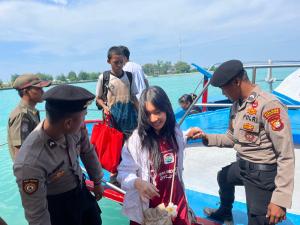 Polisi Baik Bantu Penumpang Turun Kapal, Cegah Sajam, Narkoba, dan Miras Masuk Dermaga Kepulauan Seribu Utara