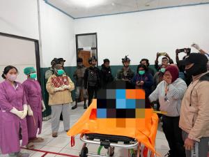 Respons Cepat Satgas Ops Damai Cartenz Bersama TNI Evakuasi Jenazah Tukang Ojek Korban Pembacokan OTK di Puncak Jaya
