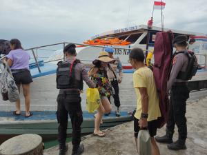 Polisi Baik Bantu Penumpang Turun dari Kapal, Wujud Pengamanan Humanis di Dermaga Kepulauan Seribu Utara