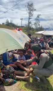 Satgas Ops Damai Cartenz Sambangi Warga Sinak, Hadirkan Rasa Aman dan Kehangatan di Tengah Masyarakat