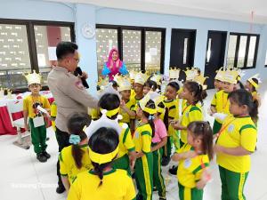 Polisi Sahabat Anak: Bhabinkamtibmas Pulau Untung Jawa Sosialisasi Bahaya Bullying kepada Siswa Baru SDN 01 PG