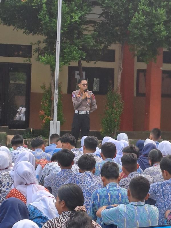 Dukung Instruksi Gubernur, Polsek Rawalumbu Sosialisasikan Anti Kekerasan dan Tertib Lalu Lintas di SMAN 18 Kota Bekasi