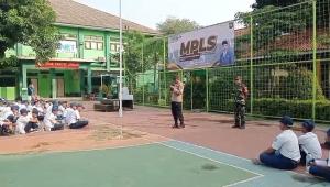 Kapolsubsektor Sumur Batu dan Babinsa Ciketingudik Gencarkan Sosialisasi Bahaya Narkoba dan Pentingnya Disiplin di SMKN 2