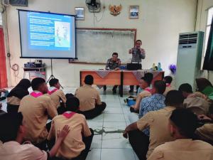Polsek Rawalumbu Edukasi Siswa Baru SMKN 8 Bekasi: Tertib Berlalu Lintas dan Tolak Tawuran