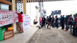 Warga Bantargebang Gelar Aksi Damai Tuntut Prioritas Tenaga Kerja Lokal di TPST