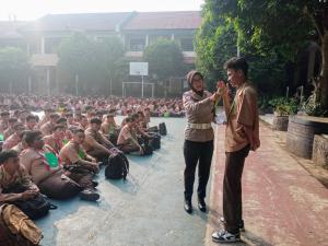 Unit Lantas Polsek Bantar Gebang Tanamkan Kesadaran Lalu Lintas Sejak Dini kepada Siswa SMA Negeri 09 Bekasi