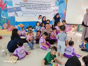 Bhabinkamtibmas Pulau Untung Jawa Sosialisasikan Bahaya Bullying dan Etika kepada Siswa-Siswi PAUD SPS Bunga Mawar dalam Rangka MPLS