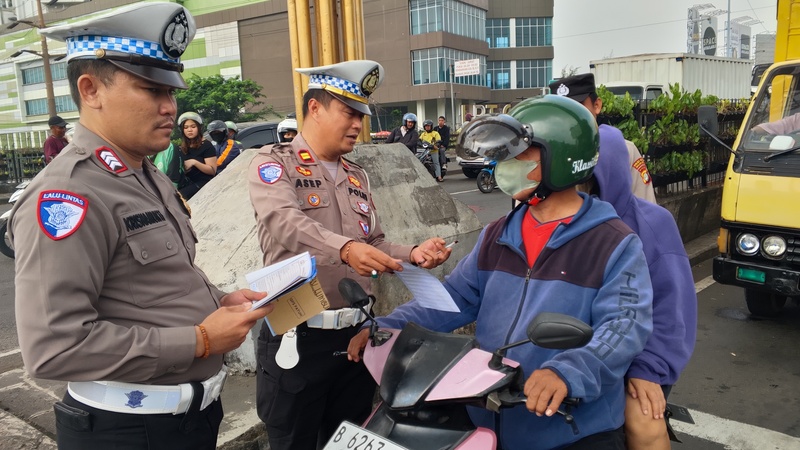Unit Lantas Polsek Rawalumbu Tertibkan Pengendara Melanggar dalam Operasi Patuh Jaya 2025