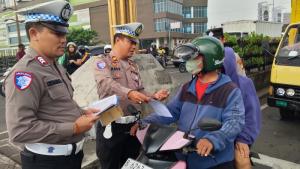 Unit Lantas Polsek Rawalumbu Tertibkan Pengendara Melanggar dalam Operasi Patuh Jaya 2025