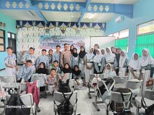 Bhabinkamtibmas Pulau Untung Jawa Sosialisasikan Bahaya Bullying dan NAPZA kepada Siswa Baru SMPN 285