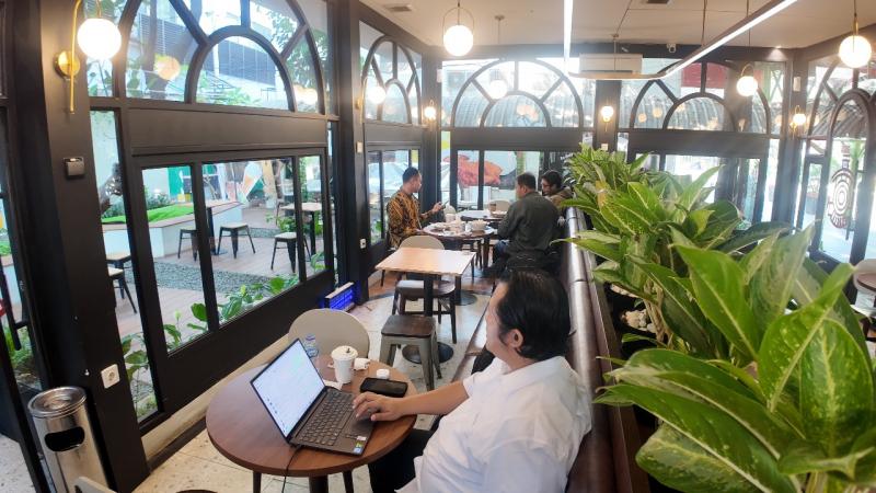 Bikin Nyaman Pengunjung, Loko Cafe Gambir Hadirkan Ruang Terbuka Hijau