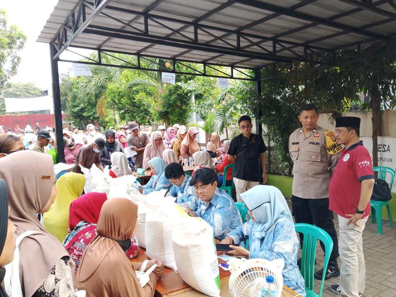 Bhabinkamtibmas Kawal Penyaluran 20 Kg Bantuan Beras untuk 1.195 KPM di Mustikasari Bekasi