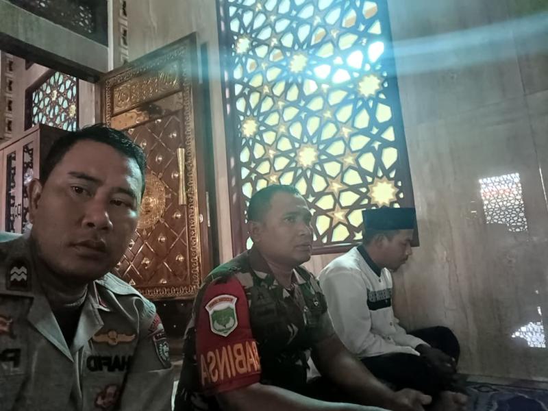 Sholat Jumat Keliling, Cara Humanis Bhabinkamtibmas dan Babinsa Cimuning Rangkul Warga