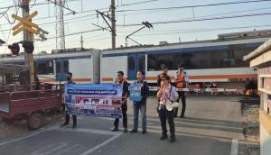 Dilarang Beraktivitas Di Area Jalur Rel! KAI Commuter Ajak Masyarakat Lebih Peduli Keselamatan Perjalanan Kereta Api