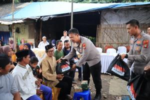 Ngopi Kamtibmas Satkamling Polres Metro Bekasi Kota Bersama Warga Slum Area RW 001 Kelurahan Sumur Batu