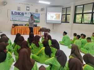 Bhabinkamtibmas Pulau Tidung Berikan Penyuluhan Bela Negara kepada Siswa MTs Negeri 26