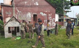 Bhabinkamtibmas Pulau Tidung Ikut Kerja Bakti Persiapan Upacara HUT Ke-80 RI