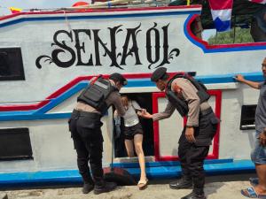 Polisi Humanis Bantu Penumpang Turun dari Kapal, Cegah Peredaran Sajam, Narkoba, dan Miras di Dermaga Kepulauan Seribu Utara
