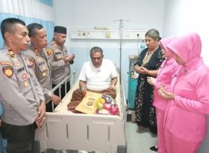 Wujud Nyata Kepedulian, Kapolsek Bekasi Barat Jenguk Anggota yang Tengah Dirawat di Rumah Sakit