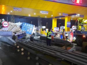 Truk Kontainer Diduga Rem Blong, Tabrak Gardu Tol Ciawi 2 dan Timpa Truk Ringan