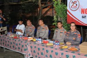 Kapolres Metro Bekasi Kota Ngopi Kamtibmas Bareng Warga Mustikasari, Ajak Tingkatkan Pos Siskamling