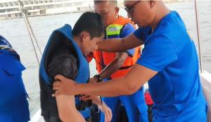 Aksi Heroik Sat Polairud Polres Kepulauan Seribu Selamatkan Pengendara Jetski Terseret Arus di Pantai Mutiara
